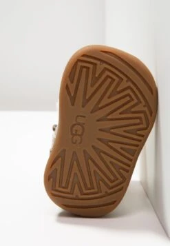 Ugg Jorie Metallic - Zapatos De Bebé - Gold 11 Ugg Jorie Metallic - Zapatos De Bebé - Gold -Ugg 9b15fd497c684a6285dd672e29c31ef7