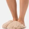Ugg Maxi Curly Slide - Pantuflas - Sand