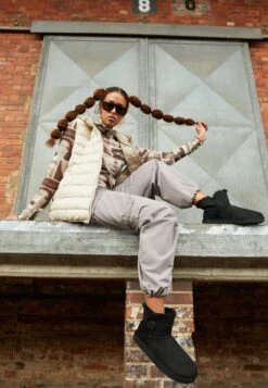 Ugg Mini Bailey Button - Botines Bajos - Black