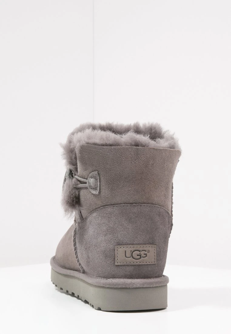 Ugg Mini Bailey Button - Botines Bajos - Grey 4 Ugg Mini Bailey Button - Botines Bajos - Grey - Imagen 4